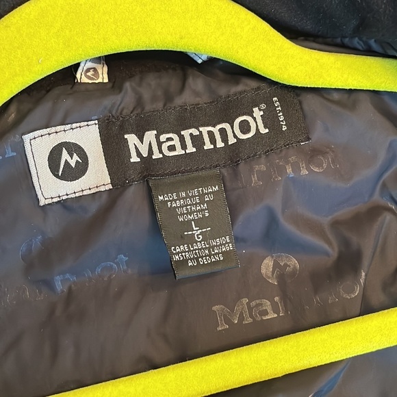 Marmot Women’s Ski Jacket in Large and Green . Great co diction except hood. - Picture 10 of 11